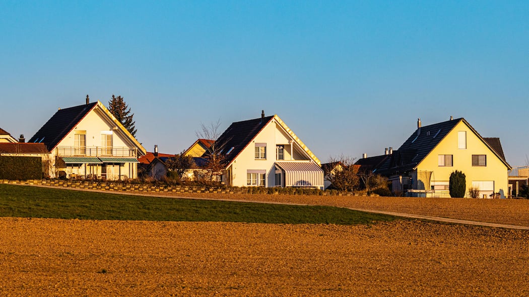 Jetzt sollten sich pensionierte Hausbesitzer diese Fragen stellen Einfamilienhäuser - Die Reform kommt, der Schuldzinsabzug geht. Für viele Hausbesitzer im Ruhestand wird die Rechnung unterm Strich teurer – und das Sparkonto nutzlos