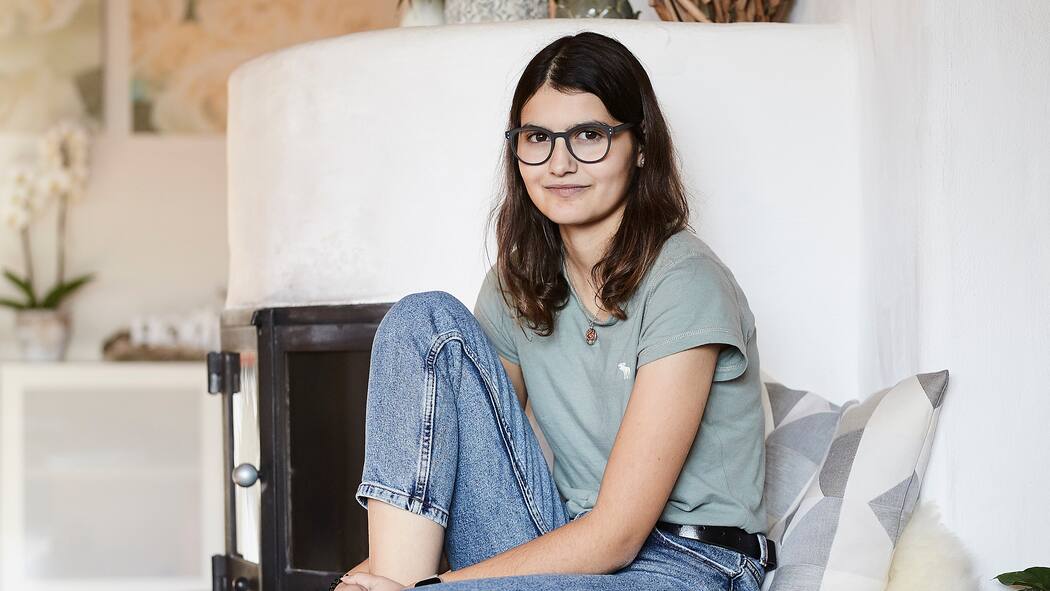 Carina hat ein neues Herz Carina Bürgisser aus Ägeri sitzt zu Hause vor dem Cheminée. Ihr wurde ein Spenderherz transplantiert