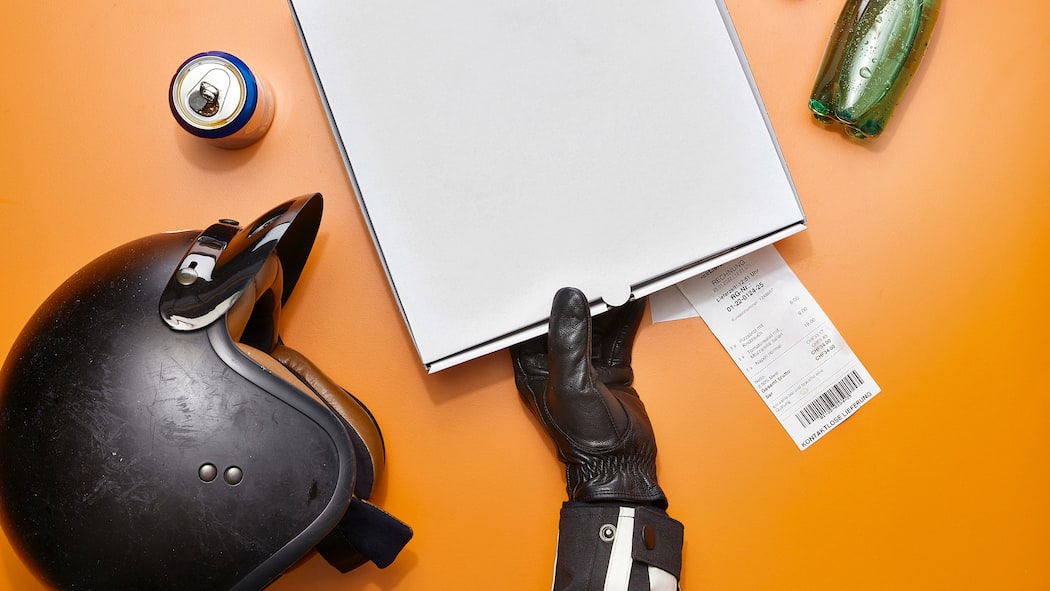 «Es bleiben dir vielleicht 12 Franken pro Stunde» Pizzaschachtel, Helm, Beleg: Der Alltag eines Food-Kuriers