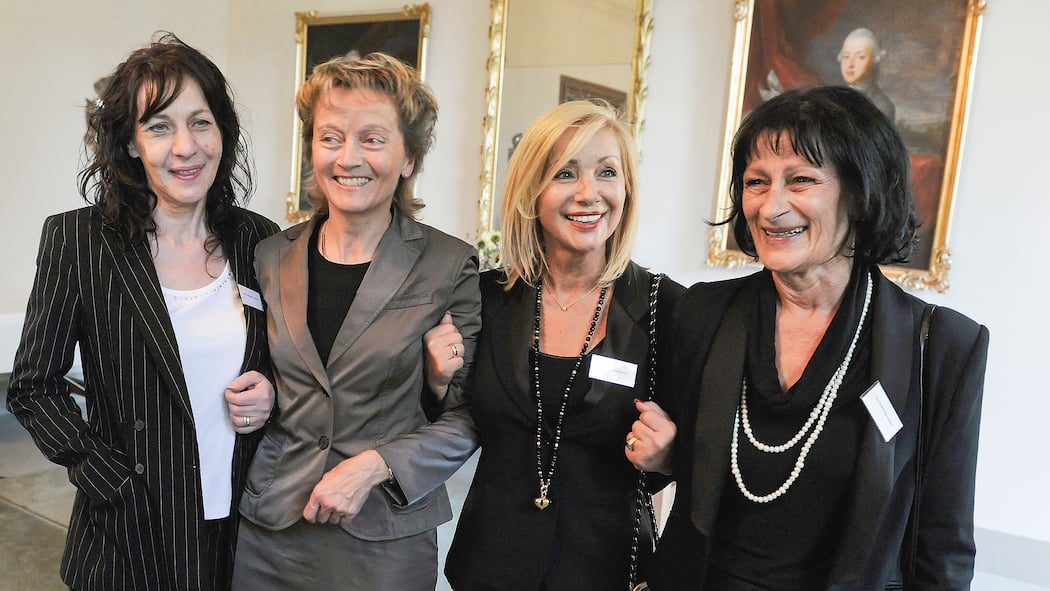 So engagiert sich der Beobachter seit Jahrzehnten Ehemals betroffene Frauen Madeleine Ischer, Gina Rubeli und Ursula Biondi posieren für ein Foto mit der damaligen Justizministerin Eveline Widmer-Schlumpf bei der offiziellen Entschuldigung des Bundes 2010.