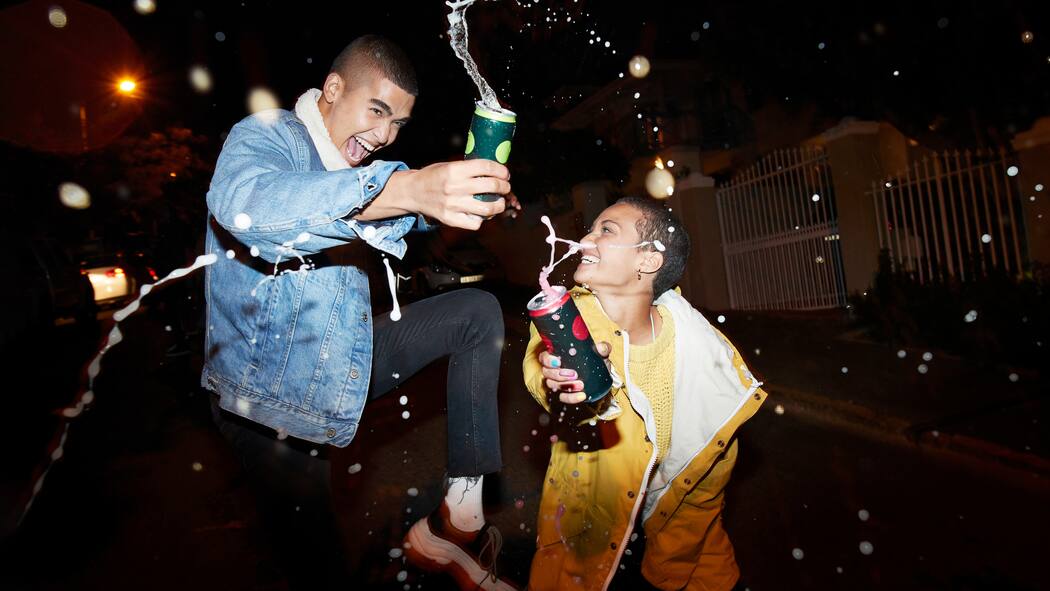 Test zeigt: Minderjährige können online problemlos Alkohol kaufen  Jugendliche in Partystimmung mit Bierdosen