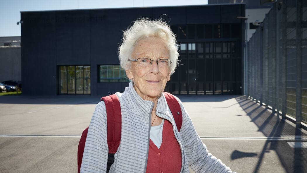 Anni Lanz – eine Kämpferin für eine solidarische Schweiz Anni Lanz vor dem Gefängniss Bässlergut in Basel. Sie erhält 2022 den Prix Courage Lifetime Award.