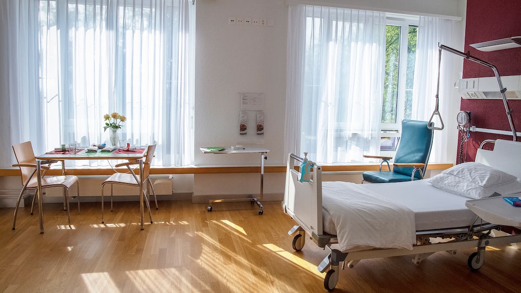 So kommen Sie überhöhten Tarifen auf die Schliche Blick in ein Einzelzimmer im Stadtspital Waid