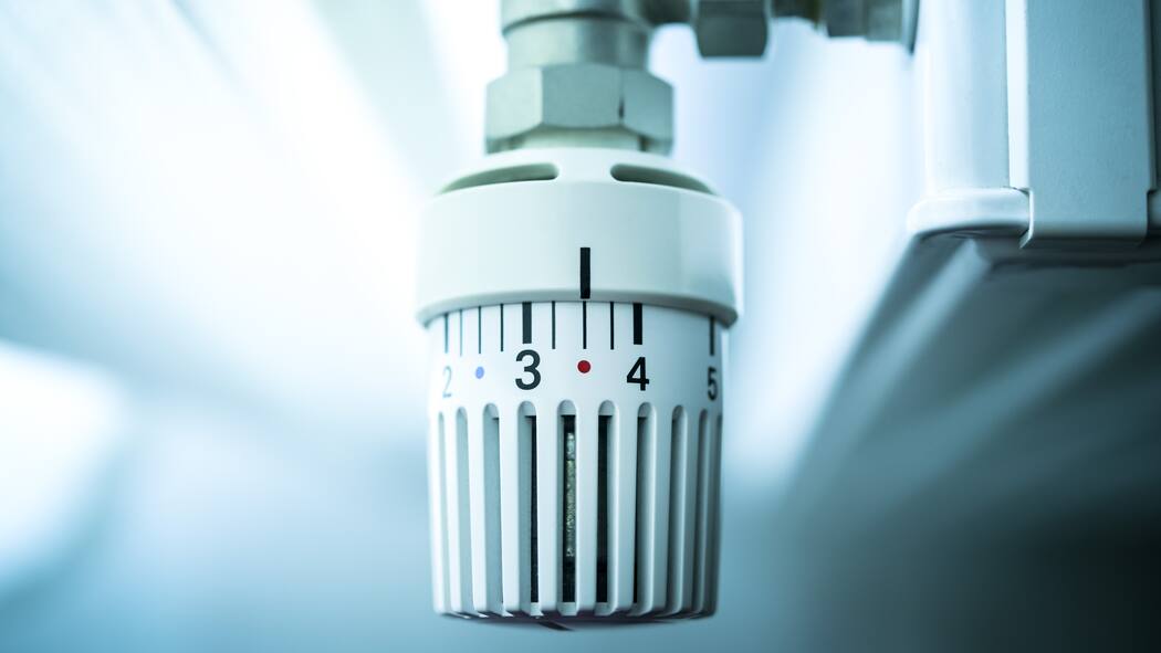 So würde eine Energiekrise die Haushalte treffen Heizungsthermostat
