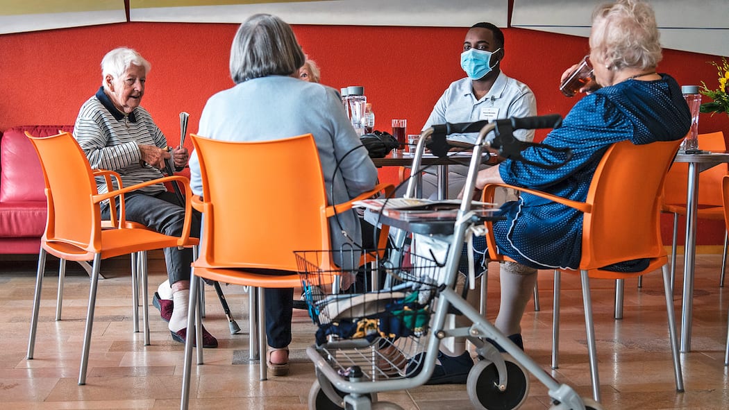 Das Heim muss warten Betagte mit einem Pfleger in einem Altersheim in Neuenburg