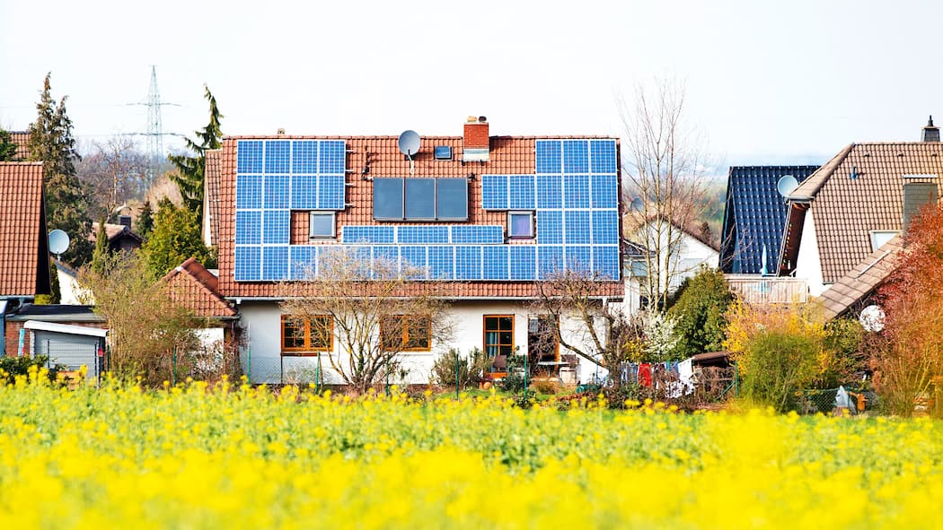 Wer mit Solarstrom Kohle macht Haus mit Solarpanels