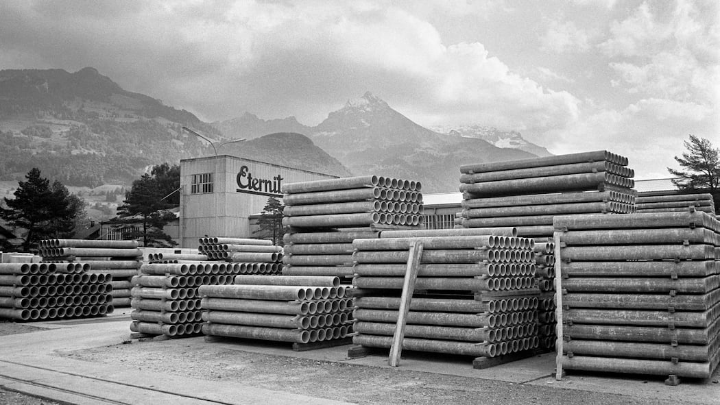 Bundesgericht stützt Angehörige von Asbest-Opfer Aussenaufnahme der Werkhallen und dem Werkgelaende mit gelagerten Eternitroehren, der Eternit AG in Niederurnen, Kanton Glarus, aufgenommen am 25. September 1972. (KEYSTONE/Str) === ===