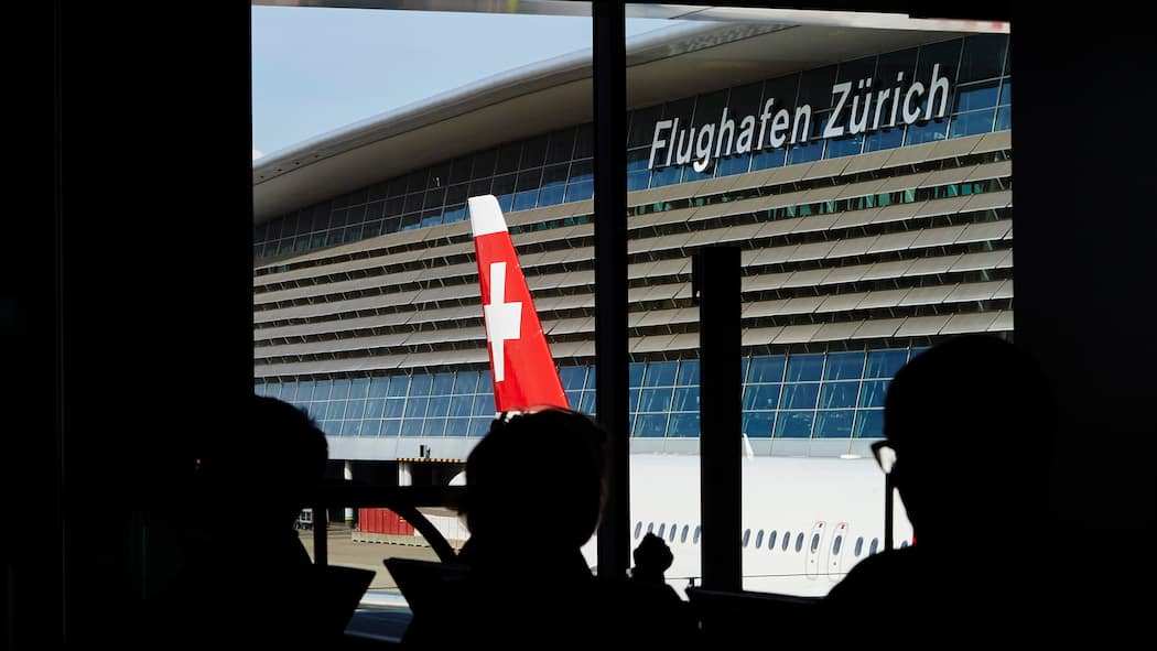 Entschädigung frühestens ab 5 Stunden Verspätung Passagier blickt vom Gate in Zürich-Kloten auf ein Flugzeug der Swiss.