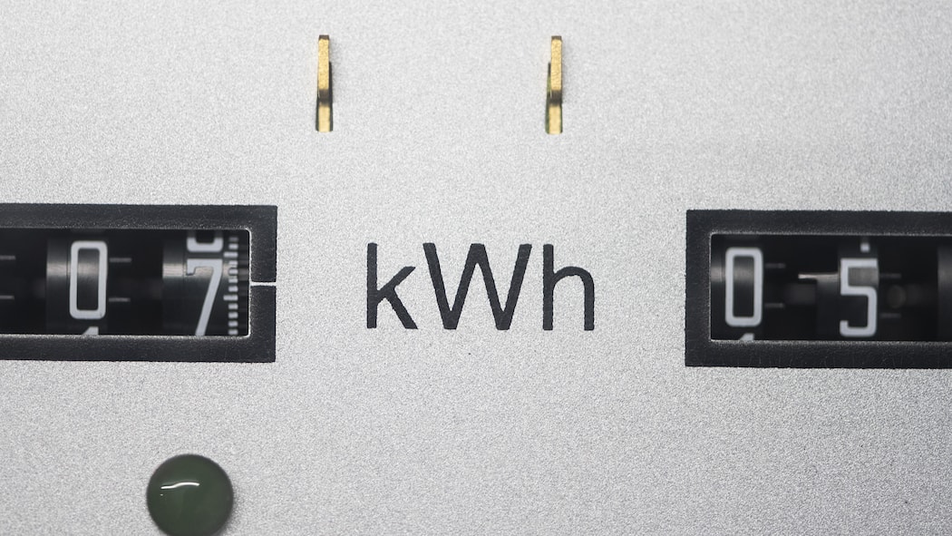 Wer Strom spart, zahlt kräftig drauf Ein Stromzaehler in einem Wohnhaus. Die St. Gallisch-Appenzellischen Kraftwerke haben ein neues Preismodell für Grosskunden eingeführt. Mit seltsamen Folgen: Nie verbrauchter Strom kann sehr teuer werden.