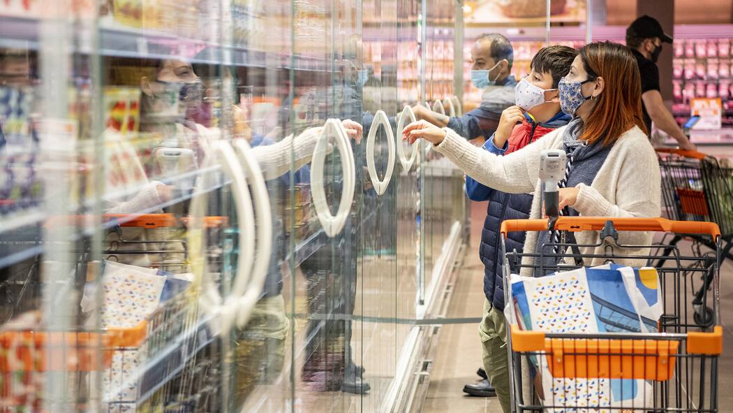 Das passende Dessert zum «Sommer» Mutter kauft mit Sohn in Migros-Filiale ein