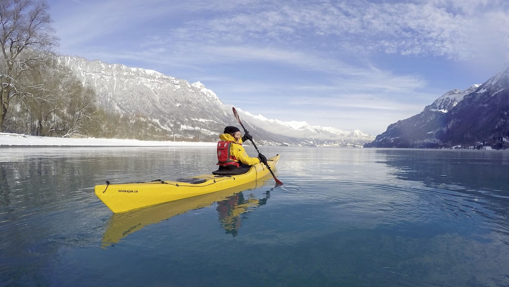 Magische Momente in zauberhaften Schneelandschaften Frau im Kajak - Kajak vor dem Alpenpanorama, überraschende Begegnungen beim Langlauf, Schneeschuhlaufen in weisser Märchenwelt: Hier sind drei insipirierende Outdoor-Aktivitäten für die kalte Jahreszeit