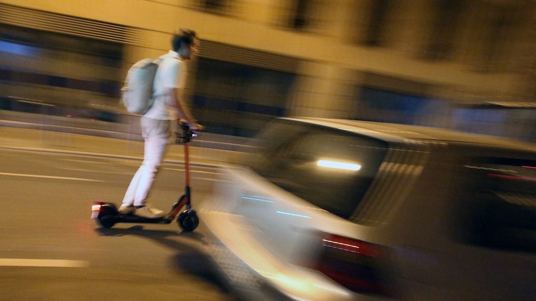 Beim Rasen erwischt: Diese Regeln gelten für E-Trottinette Mann fâ°hrt auf einem E-Roller des Unternehmen s Circ am spâ°ten Abend auf der Kaiserstraï¬e in der Innenstadt von Frankfurt, Hessen, Deutschland *** Man drives an E scooter of the company s Circ in the late evening on the Kaiserstraï¬e in downtown Frankfurt, Hesse, Germany