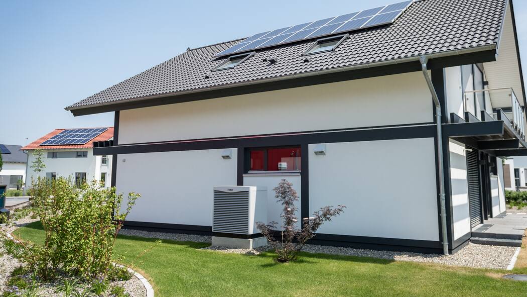 Einsprache gegen Nachbars Wärmepumpe? Ein Fertighaus mit Solarzellen fuer Photovolatik und einer Luft-Luft-Waermepumpe.