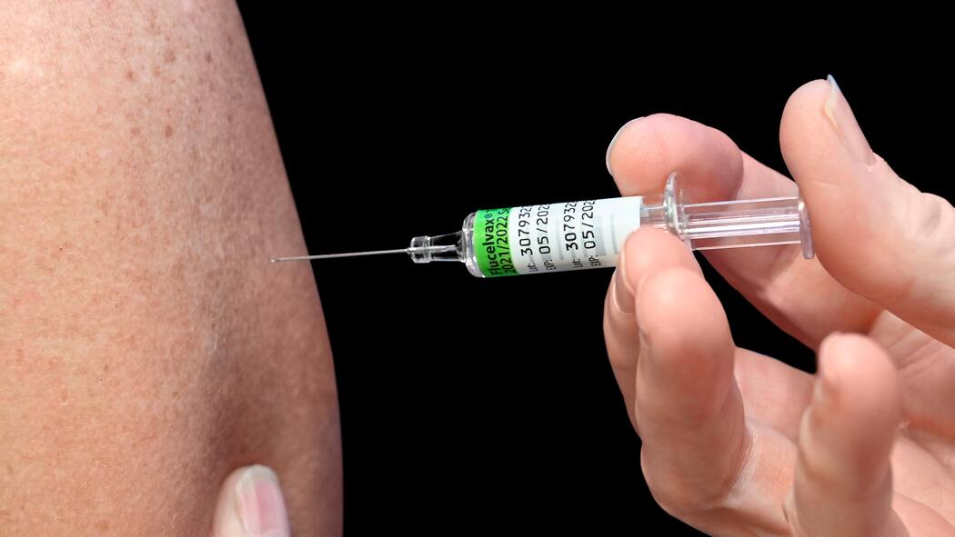 Kommt bald die universelle Grippeimpfung? Mann erhält Grippeimpfung