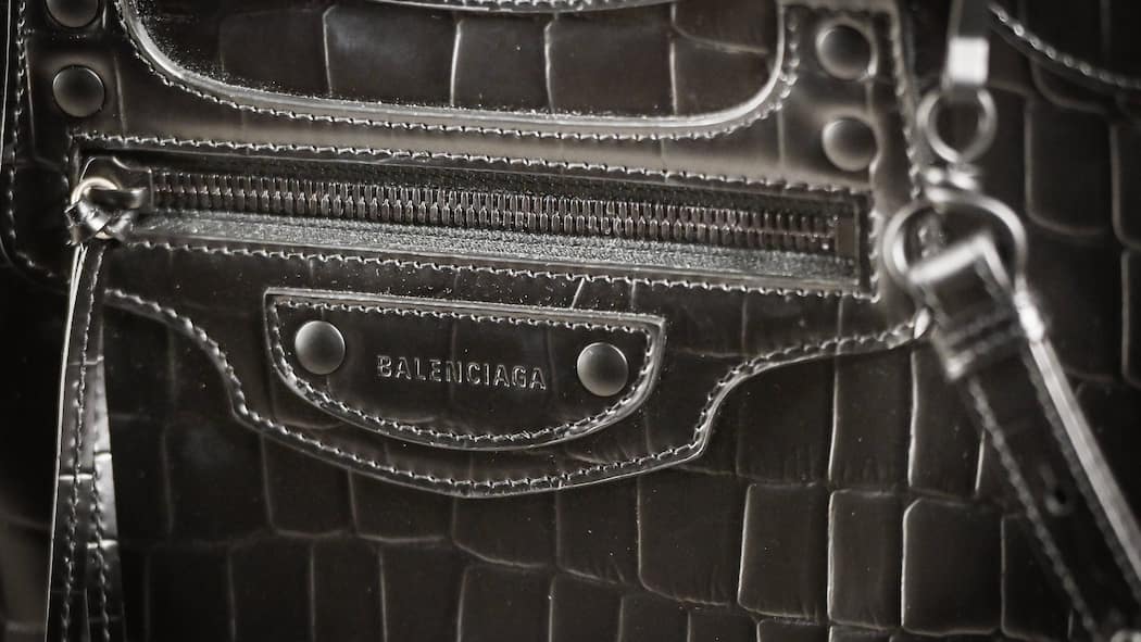 Betrüger tricksen sicheres Bezahlen aus Balenciaga-Tasche. Mit der Funktion «Sicheres Bezahlen» sollen auf der Kleinanzeigenplattform anibis.ch Verkäuferinnen und Käufer geschützt werden. Betrüger haben aber einen simplen Trick gefunden, diese Funktion für sich zu nutzen.