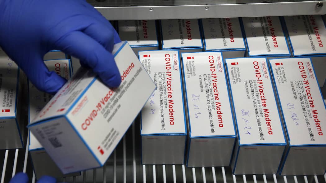 Datenschützer für Veröffentlichung der Impfstoff-Verträge Berliner Ärztin nimmt Schachtel mit Impfstoff von Moderna aus dem Kühlschrank