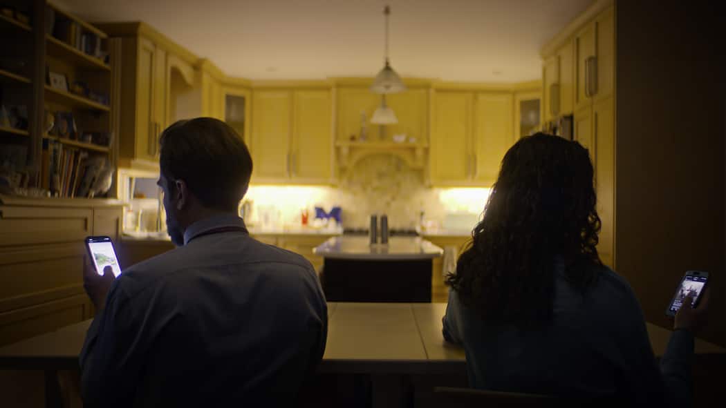 Verheirateter Herr sucht … Ein Paar schaut aufs Handy, jeder auf seine Seite