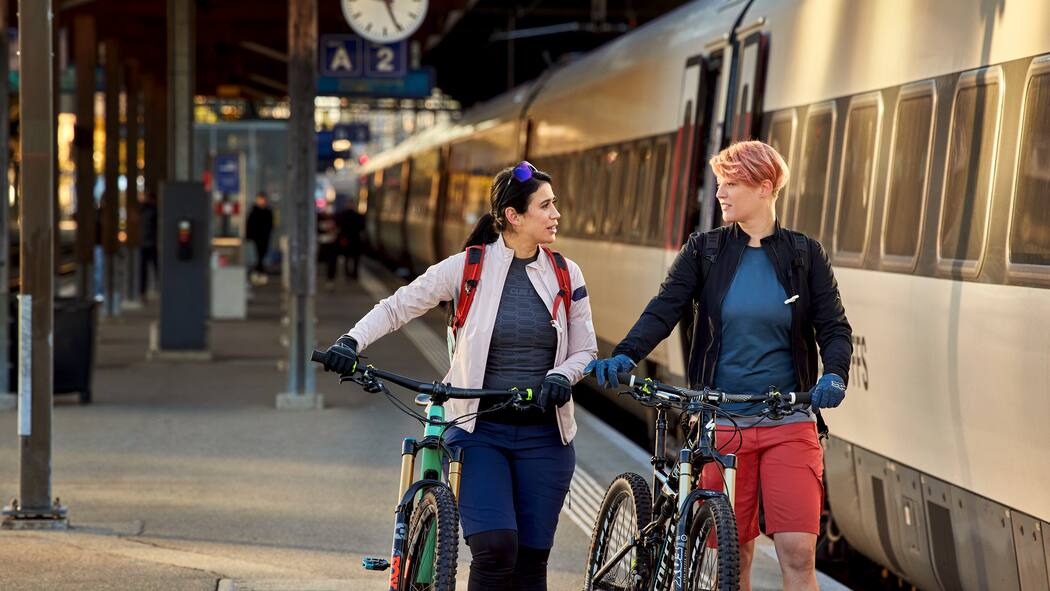 Mit der Bahn den Wochenend-Stau umfahren? Schön wärs Zwei Passagiere stossen ihre Velos auf einem Bahnhofperron