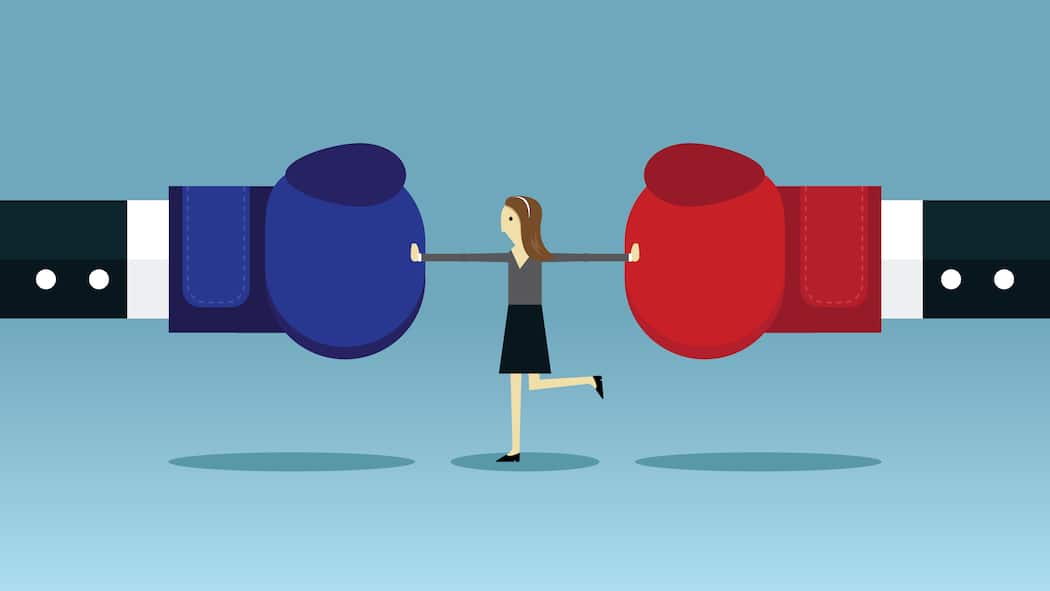 Wann die Kesb zum Einsatz kommt Eine Illustration zeigt zwei Boxhandschuhe, in der Mitte steht eine Frau, die schlichtend dazwischengreift.