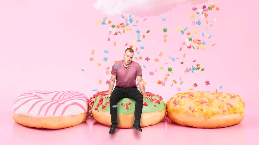 Jetzt isst er so süss! Beobachter-Produktionschef Mario Güdel sitzt auf einem Donut