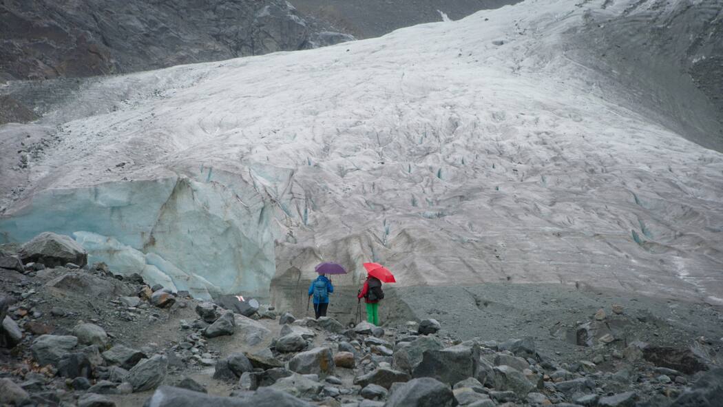 «Wir werden keine Ruhe geben» Filmstills TROP CHAUD ist der Dokumentarfilm über ältere Frauen aus allen Landesteilen der Schweiz, die am Europäischen Gerichtshof für Menschenrechte (EGMR) in Strassburg geklagt haben, ihr Land mache zu wenig gegen den Klimawandel.Rita Schirmer…