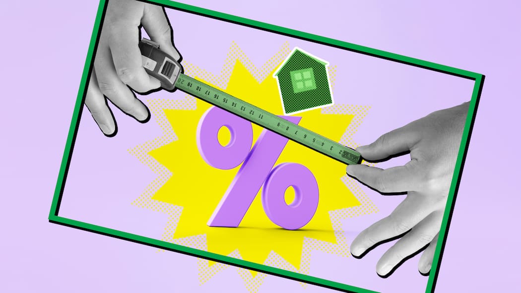 Hypothek erneuern und Geld sparen Ein Bilderrahmen mit zwei Händen und einem Massband vor einem grossen Prozentzeichen und einem Haus vor lila Hintergrund. Wie Sie Geld sparen, wenn Sie Ihre Hypothek ablösen.