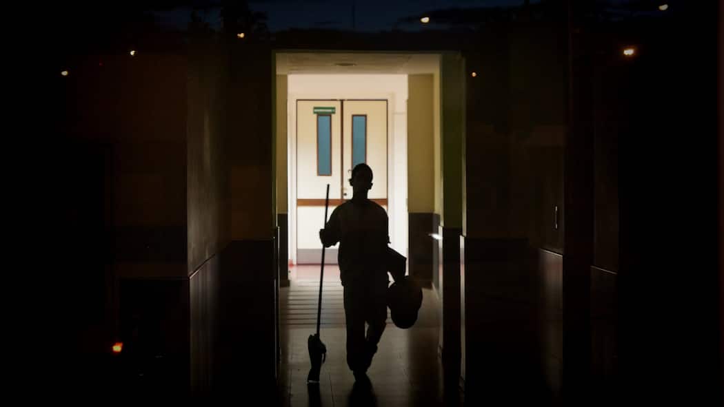 «Diese Menschen werden zunehmend unsichtbar» Putzfrau arbeitet praktisch im Dunkeln