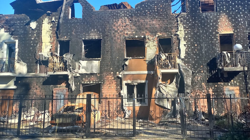 Das Leben unter Beschuss Zerstörtes Gebäude in Hostomel, einem Vorort von Kiew