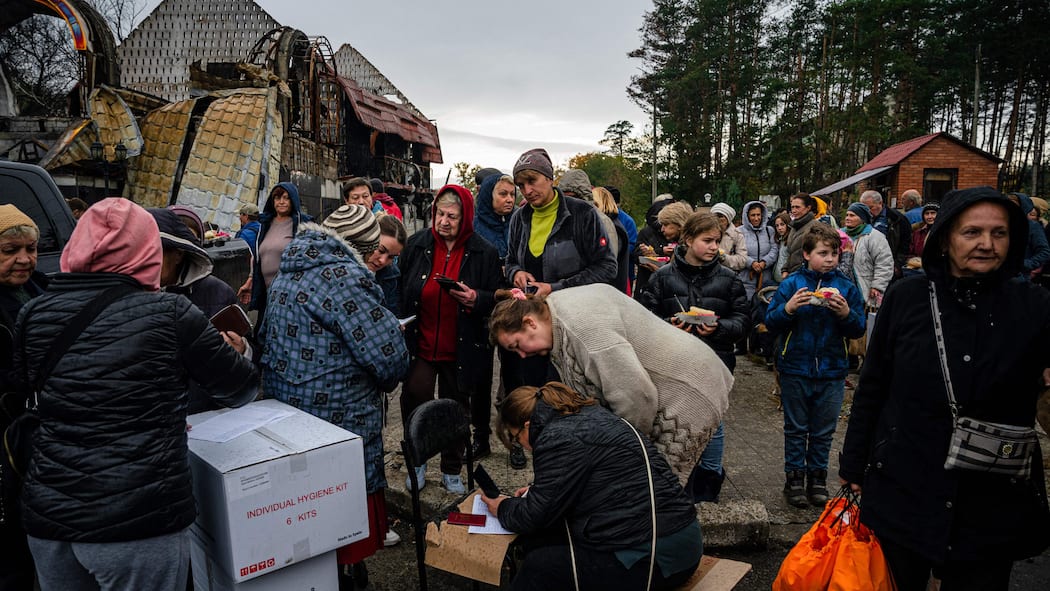 Post: Keine Gratispäckli für die Ukraine Menschen stehen für Lebensmittel, Kleidung und andere Güter an.