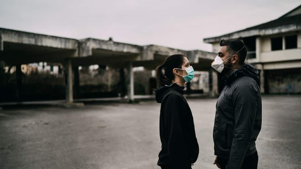 «Es droht ein Jo-Jo-Effekt, vor dem alle gewarnt haben» Zwei Menschen mit Schutzmaske stehen sich grantig gegenüber