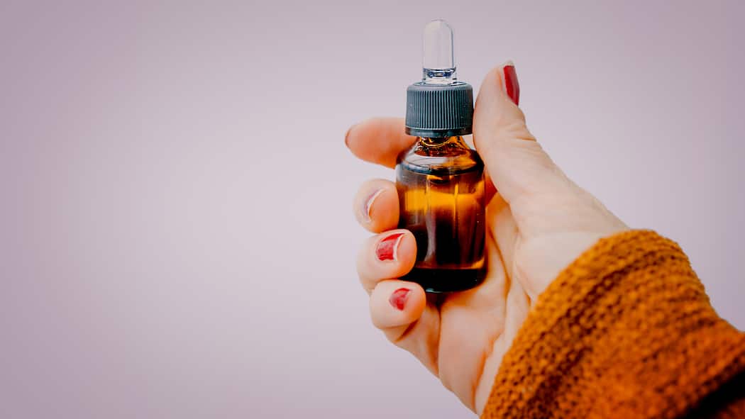 Das Wunderwasser der Gläubigen Eine Frau hält ein Fläschchen mit einer Chlordioxid-Lösung in der Hand.