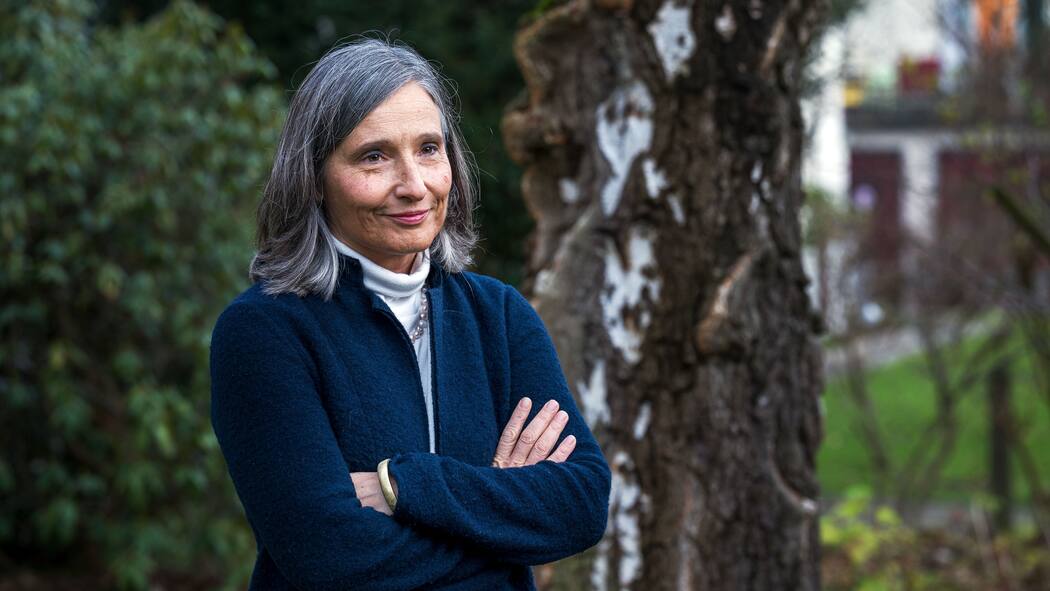 «Wir sollten diese Tage nicht überfrachten» Isabelle Noth, Co-Direktorin Institut für Praktische Theologie, Professorin für Seelsorge, Religionspsychologie und Religionspädagogik, Univeristät Bern, in ihrem Garten.