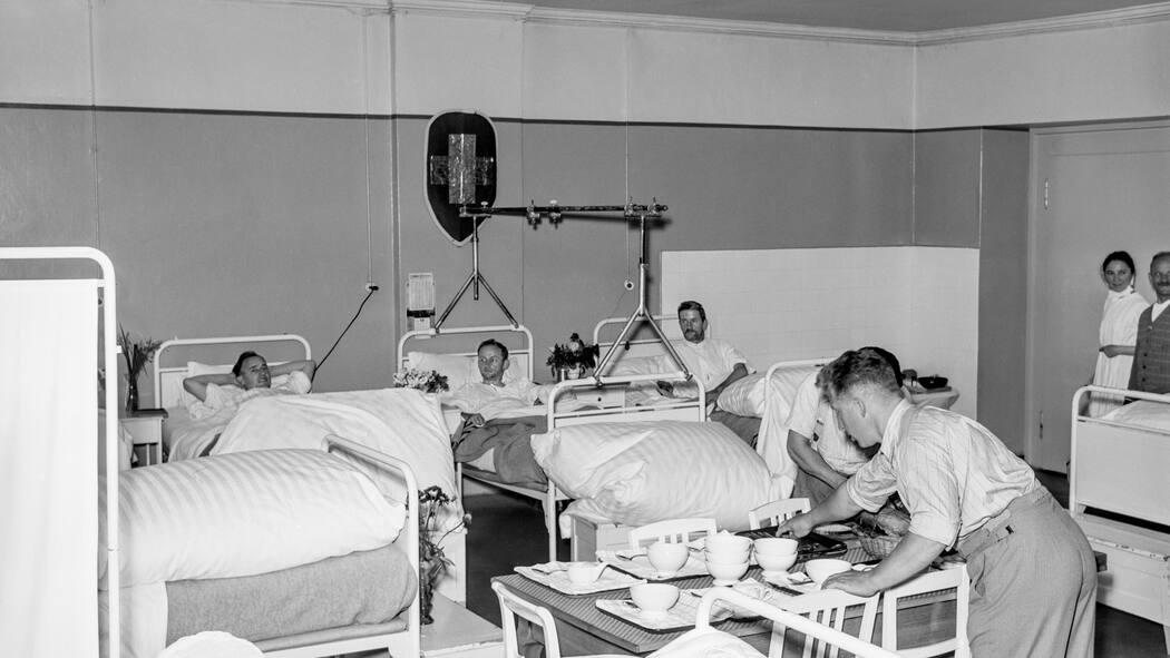 Thurgau will Opfer entschädigen Pfleger und Patienten Thurgauische Heil- und Pflegeanstalt im Kloster Muensterlingen im Kanton Thurgau, aufgenommen am 19. September 1940. (KEYSTONE/PHOTOPRESS-ARCHIV/Str)