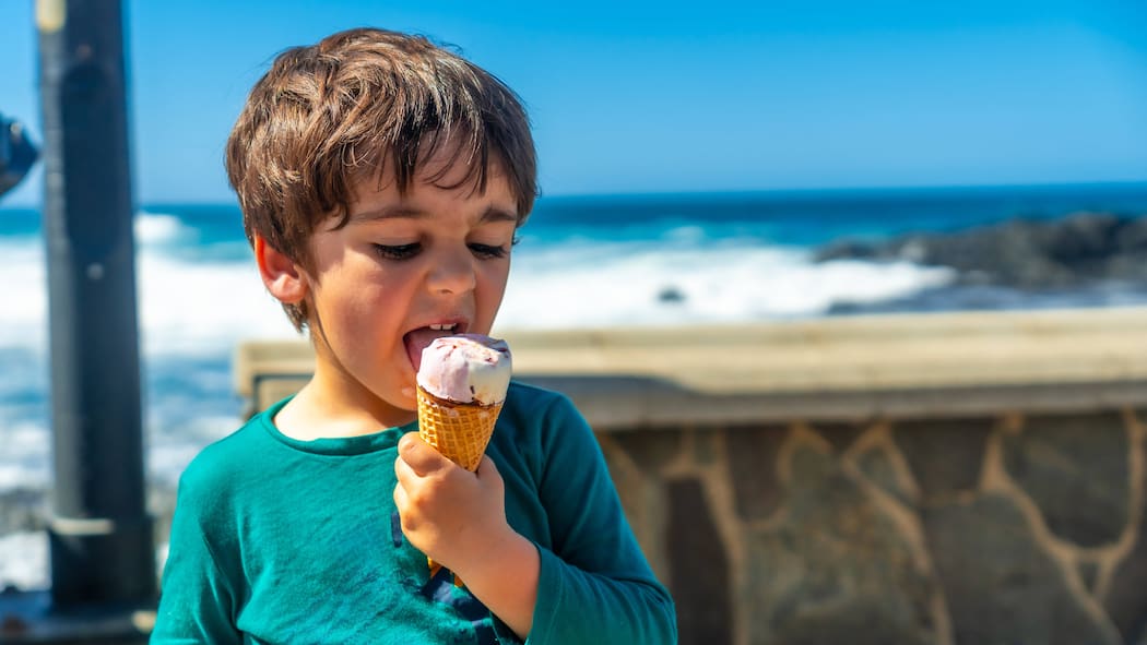 So entwöhnen Sie Ihre kleinen Schleckermäuler sanft von Zucker Kind schleckt Glace - Eine Glace hier, ein Schoggistängeli da – Kinder gewöhnen sich rasend schnell an Zucker. Der Weg zurück zum gesunden Mass gelingt auch ohne rigorose Verbote. Wir haben acht Tipps für Sie