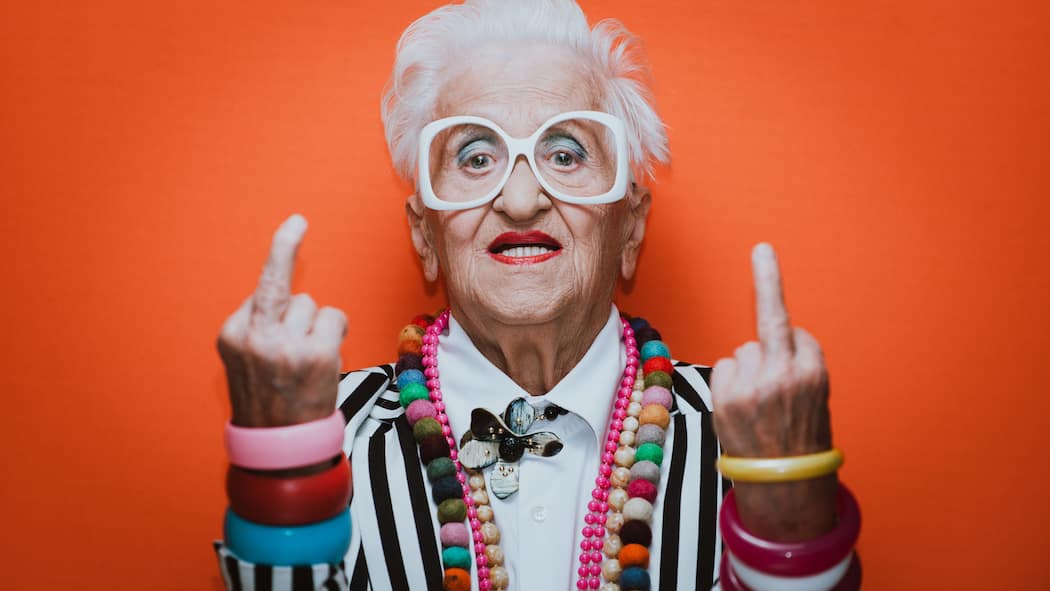 Wenn der Stinkefinger teuer wird Doppelter Stinkefinger von älterer Dame mit coolem Schmuck.