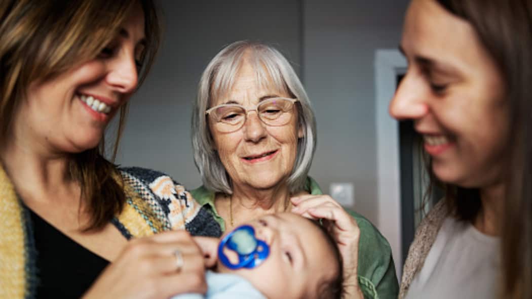 Hilfe, die Grosseltern nerven! Was Sie dagegen tun können Happy scene of a family visiting and meeting a newborn embraced by his mother at home