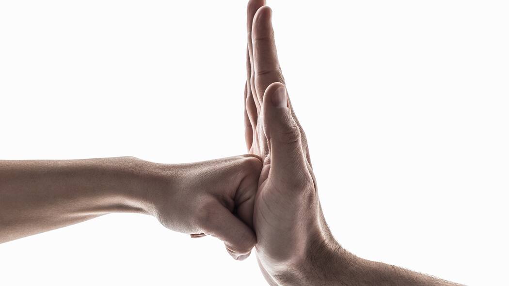 So schaffen Sie es, mutig zu reagieren Hand stoppt Faust