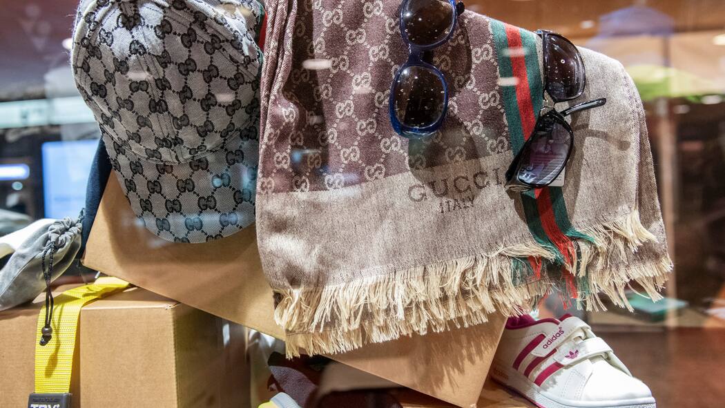 Was man lieber nicht im Gepäck haben sollte Gefälschte Markenkleidung