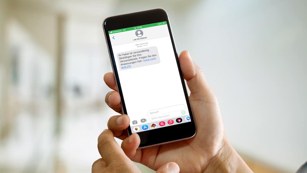 Ist diese Nachricht wirklich vom Lieferdienst? Ein Mann blickt auf seinen Handybildschirm mit einer SMS, in der steht: «Ihr Paket ist versandfertig. Bestätigen Sie Ihre Versanddetails.» In der Nachricht ist ausserdem ein Link angegeben, auf den man klicken soll.