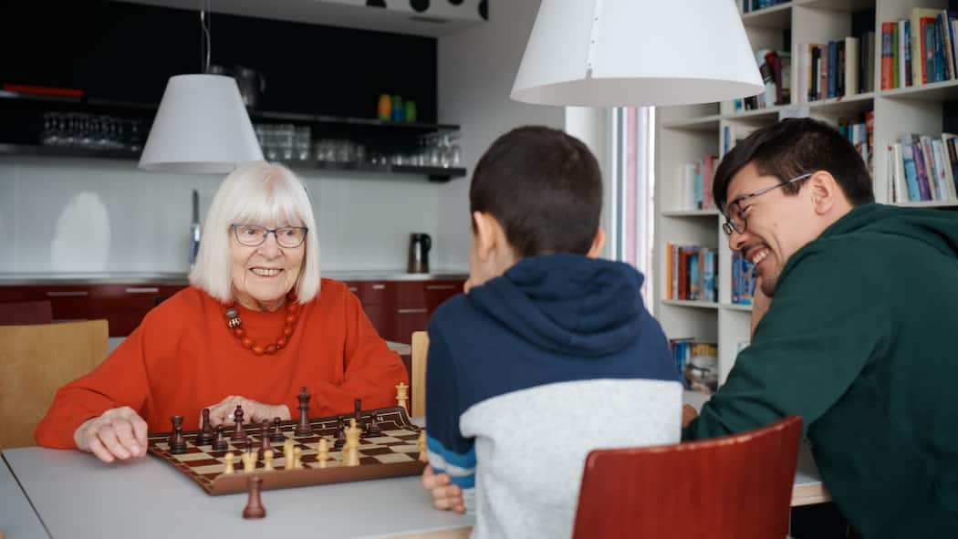 So lebt die Grossfamilie 2.0 Ulla Hintermüller, Loic, Gwendal und Nyima Tsering in der «Pantoffelbar» der Generationensiedlung Giesserei in Winterthur
