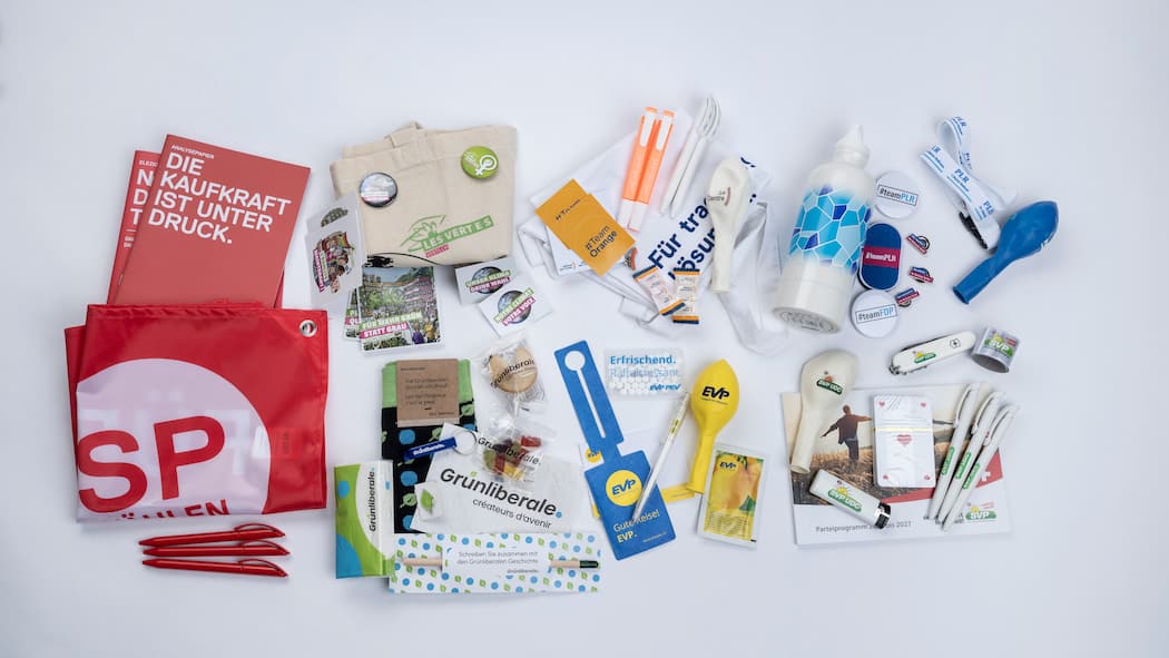 SVP und FDP mauern Partei Giveaways anlaesslich der Eidgenoessischen Parlamentswahlen 2023, fotografiert am Dienstag, 12. September 2023 in Bern. (KEYSTONE/Christian Beutler)