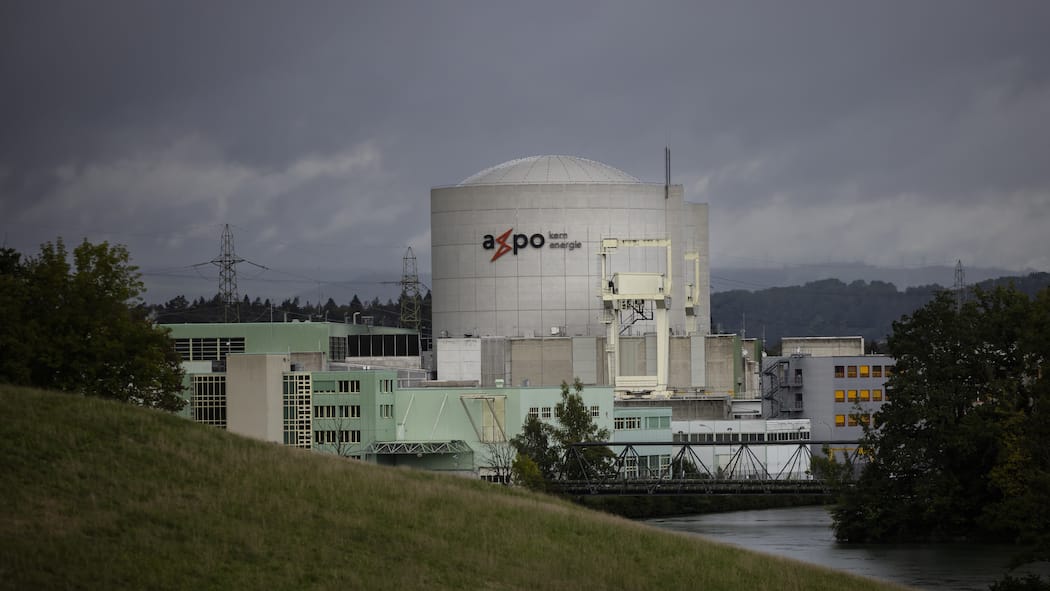 Die Schweiz und ihre alten Kernreaktoren Das Kernkraftwerk Beznau mit dem Logo des Energiekonzerns Axpo, aufgenommen am Donnerstag, 15. September 2022 in Doettingen. (KEYSTONE/Michael Buholzer)