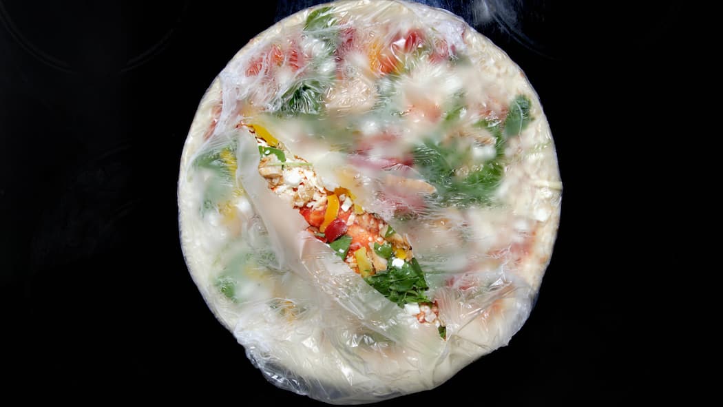 Tiefkühlpizza und Co. erhöhen Risiko für Parkinson Tiefkühlpizza in einer Schutzfolie