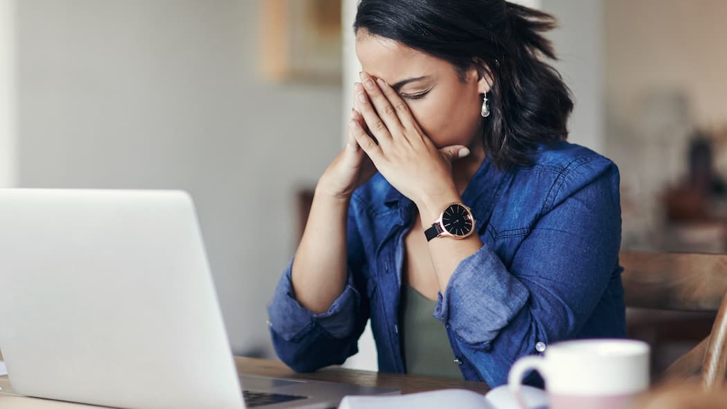 Neues Büro, altes Gesetz – was tun? Gestresste Frau im Homeoffice