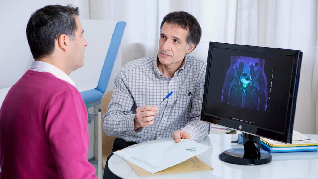 «Vorsorge rettet Leben» Ein Arzt bespricht mit seinem Patienten die Ergebnisse der Vorsorgeuntersuchung.