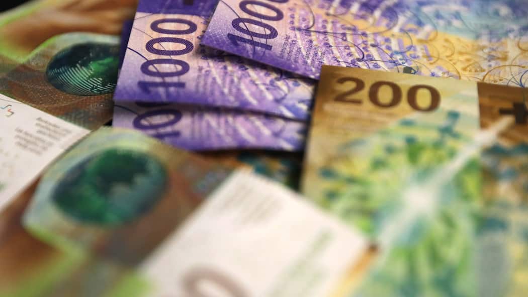 Wie man in unsicheren Zeiten mit viel Geld sinnvoll umgeht Schweizer Banknoten mit hohem Nennwert: 1000 respektive 200 Franken.