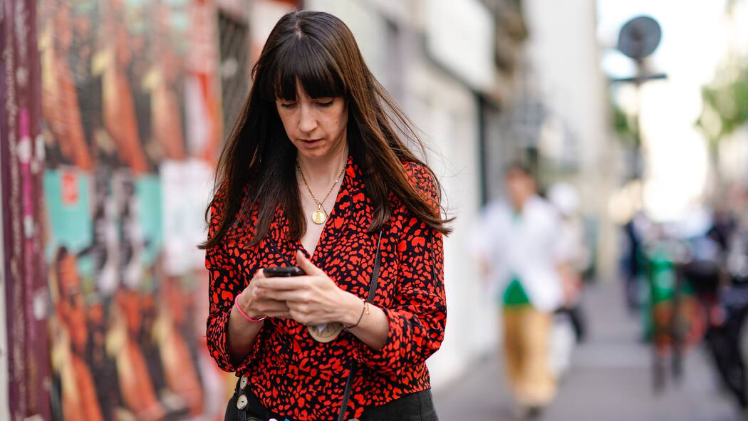 Willkür bei Garantie für Smartphones Frau mit Smartphone in den Hand