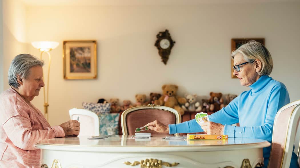 «Ich will mein Wissen weitergeben» Freiwilligenarbeit im Rentenalter: Frau Glanzmann (L), Hildegard Knöpfel-Dissler (R) beim Skipo spielen.