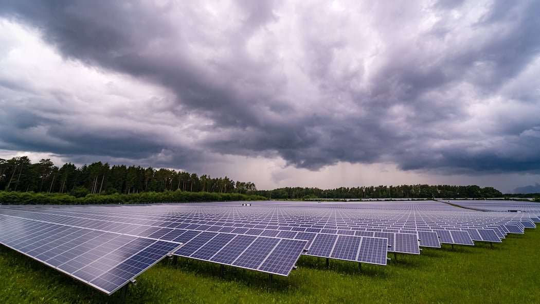Solarpanele schneiden in der Ökobilanz schlecht ab Dunkle Wolken über einer grossen Solaranlage. Solarenergie ist nicht so sauber, wie viele denken. Das hängt mit der Herstellung der Module zusammen, mit Kohlekraft und Zwangsarbeit.