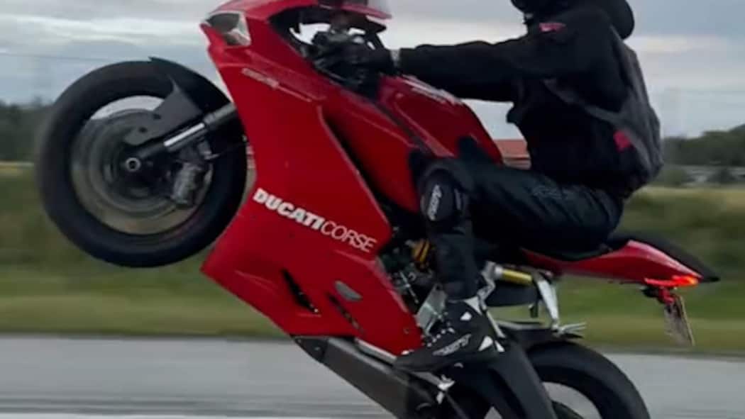 Darf man auf der Strasse Wheelies machen? BZ Reactions: Darf man auf der Strasse Wheelies machen?